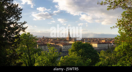 Panorama di Torino con la Mole Antonelliana al tramonto