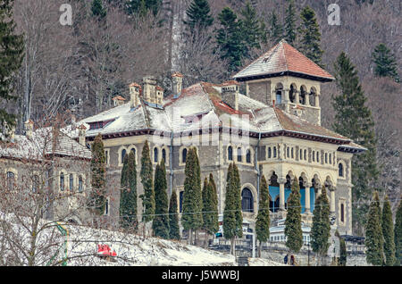 Il Palazzo Cantacuzino (Palatul Cantacuzino) da Busteni, Romania, periodo invernale con la neve e il ghiaccio. Foto Stock