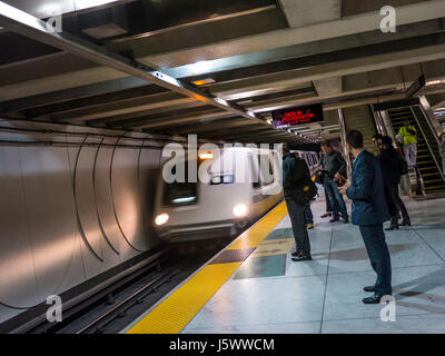 'Bart' (Bay Area Rapid Transit) treno in arrivo la metropolitana presso il Market Street station San Francisco California USA Foto Stock