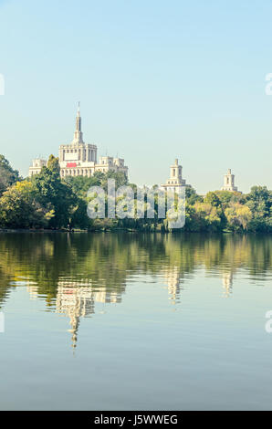 Vista dal parco Herastrau di casa della Free Press - Casa Presei libere. Foto Stock