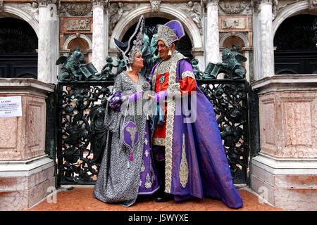 Pic da Mark Passmore. 05/03/2017 due caratteri colorati partecipare al Carnevale di Piazza San Marco a Venezia, Italia. Foto Stock