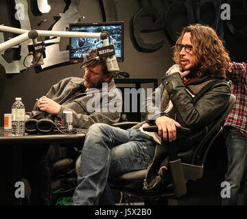 Chris Cornell e Soundgarden fare una radio intervista a 102,1 il bordo a Toronto in Canada, Nov 15, 2012 Foto Stock