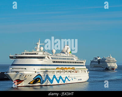 Navi da Crociera della linea di AIDA, Aura e Stella, entrando in porto di Civitaveccia, porta per Roma. Foto Stock