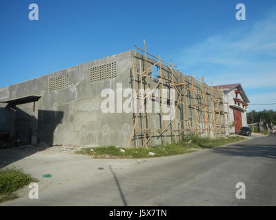 L'immagine mostra le case del patrimonio Metrogate Meycauayan II a Loma de Gato, Marilao, Bulacan. Rappresenta uno sviluppo residenziale nella regione, mettendo in evidenza le abitazioni e le infrastrutture locali nel crescente paesaggio urbano di Bulacan. Foto Stock