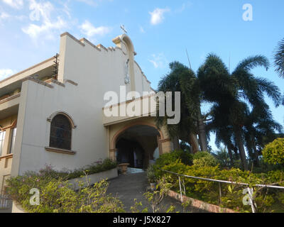 Questa immagine mostra le Case del patrimonio Metrogate Meycauayan II a Bulacan, concentrandosi sull'area residenziale, la chiesa locale (chiesa di Fatima) e la vicina Loma de Gato a Marilao. Foto Stock