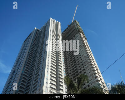 Il titolo si riferisce agli edifici nell'area di Bagumbayan Libis, vicino a Eastwood a Quezon City, evidenziando lo sviluppo urbano e l'architettura moderna. Foto Stock