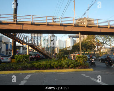 Questa immagine cattura gli edifici situati lungo Greenmeadows Avenue a Bagumbayan, Quezon City, Filippine. Nota per il suo sviluppo urbano, l'area presenta moderne strutture residenziali e commerciali che riflettono la crescita della città e i miglioramenti infrastrutturali. Foto Stock