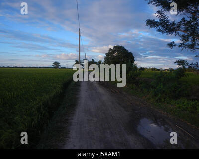 Questa immagine mostra lo splendido tramonto sul Monte Arayat a Pulo, San Isidro, Nueva Ecija. Le nuvole e i raggi creano un'atmosfera mistica, mettendo in risalto la maestosità della montagna. Foto Stock