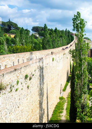 Le Mura di Girona che circondano il centro storico di Girona, sono una combinazione di romana carolingia, e mura medievali, Girona, Spagna. Foto Stock