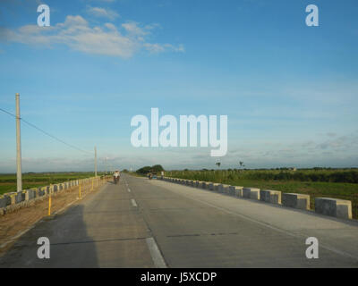 05438 risaie strade Salapungan Magumbali Candaba Pampanga 33 Foto Stock