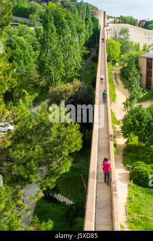 Le Mura di Girona che circondano il centro storico di Girona, sono una combinazione di romana carolingia, e mura medievali, Girona, Spagna. Foto Stock