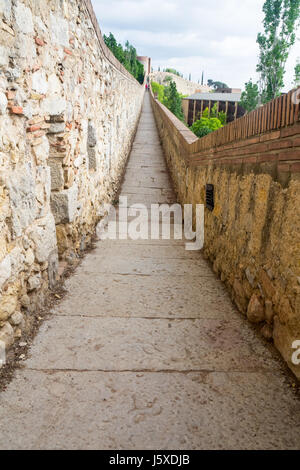 Le Mura di Girona che circondano il centro storico di Girona, sono una combinazione di romana carolingia, e mura medievali, Girona, Spagna. Foto Stock