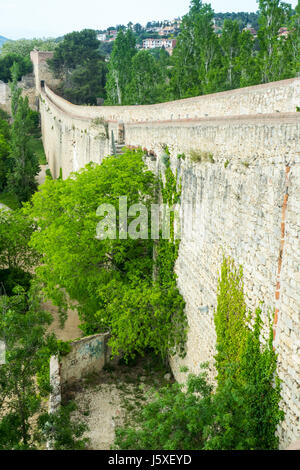 Le Mura di Girona che circondano il centro storico di Girona, sono una combinazione di romana carolingia, e mura medievali, Girona, Spagna. Foto Stock