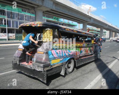 L'immagine mostra il progresso della costruzione della linea MRT 18 di Manila, in particolare nelle aree di Santolan, Emerald e Marcos Masinag Highway a Pasig City. Descrive i lavori in corso su questo importante progetto infrastrutturale, volto a migliorare i trasporti pubblici nella regione. Foto Stock