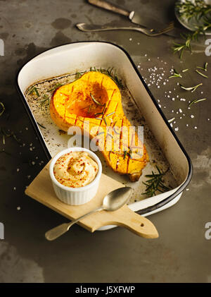 Butternut zucca al forno con peperoncino maionese Foto Stock