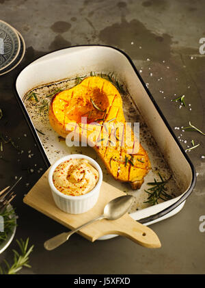 Butternut zucca al forno con peperoncino maionese Foto Stock