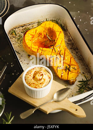 Butternut zucca al forno con peperoncino maionese Foto Stock