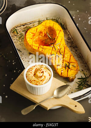 Butternut zucca al forno con peperoncino maionese Foto Stock