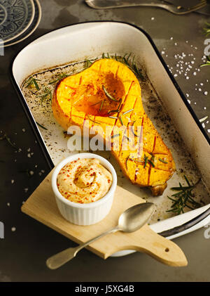 Butternut zucca al forno con peperoncino maionese Foto Stock