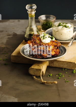 Hash patate dorate con zucca e ricotta di erba cipollina Foto Stock