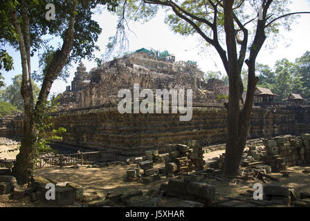 Il Baphuon è una metà-11secolo tempio indù dedicato al dio indù Shiva, in Angkor Thom, Cambogia. Foto Stock