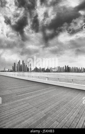 Foto in bianco e nero di Dubai waterfront skyline visto da una passerella, Emirati Arabi Uniti. Foto Stock