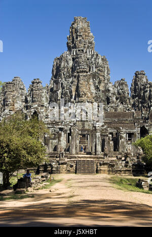 Il Bayon è un tempio buddista riccamente decorate con una moltitudine di sereno e massiccia facce di pietra sulla sua molte torri. Foto Stock