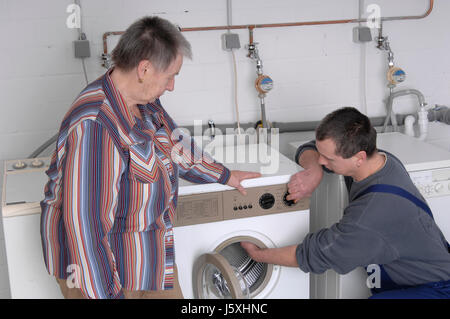 Donna artigiano tradesman handicraftsman rivedere la macchina di lavaggio uomo donna Foto Stock