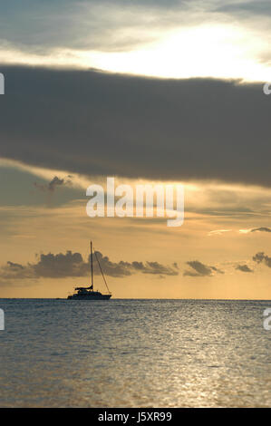 Una barca a vela crociere in parte anteriore del perfetto tramonto della Florida Foto Stock