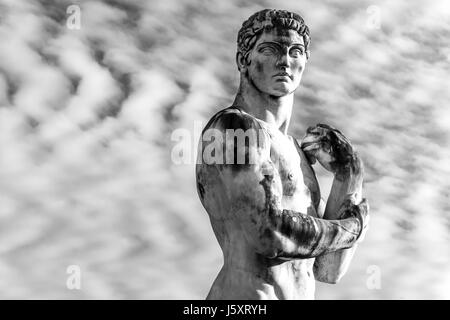 Idealizzato statua in marmo di un atleta a Roma Stadio dei Marmi drammatico sky Foto Stock