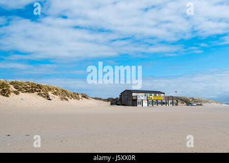 PERRANPORTH, Cornwall, Regno Unito - 22AAPR2017: Perranporth Surf Club salvavita sulle sabbie a Perranporth. Foto Stock