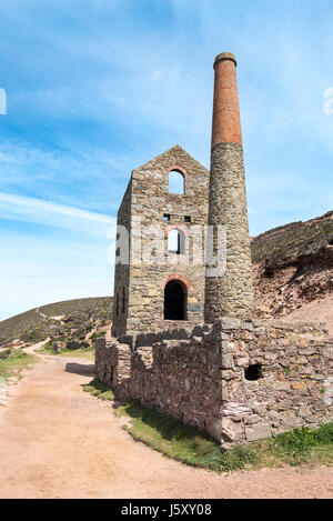 Cappella PORTH, Cornwall, Regno Unito - 24APR2017: il motore Towanroath Casa di Wheal Coates è situato adiacente al Sud Ovest sentiero costiero. Foto Stock