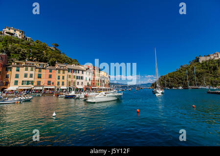 PORTOFINO, Italia - 29 Aprile 2017: colorata città di Portofino, in Italia e il suo porto con barche, su una bella calda giornata di primavera. Portofino è un popolare v Foto Stock