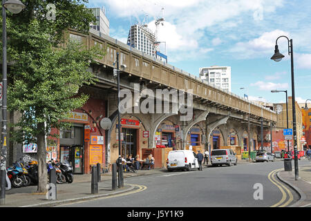 Elephant and Castle stazione ferroviaria nel sud di Londra, Regno Unito. Mostra negozi e parte inferiore sulle piattaforme su strada di elefante. Foto Stock