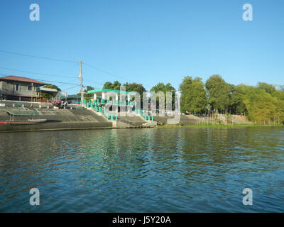 Questa immagine raffigura la costruzione di riprap lungo le rive del fiume Pulilan, Plaridel, a Bulacan, Filippine. Il progetto si concentra sulla stabilizzazione delle rive del fiume con alberi e lavori di costruzione. Foto Stock