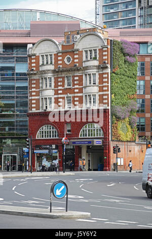 Nuovo layout su strada a Londra di Elephant e Castle junction, mostra il Vittoriano stazione della metropolitana con la costruzione di un nuovo muro vivente a destra. Foto Stock