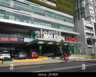 Il Magallanes Interchange è un interscambio parziale di turbine a quattro livelli a Makati, Metro Manila, Filippine. Collega le principali strade come la Osmeña Highway, EDSA e South Luzon Expressway, servendo come punto di snodo cruciale sia per il traffico veicolare che per quello ferroviario. Costruito nel 1975, si erge come una delle intersezioni più trafficate della Metro Manila. Foto Stock