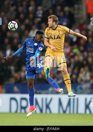 Il Leicester City's Wilfred Ndidi (sinistra) e Tottenham Hotspur Harry Kane battaglia per la palla in aria durante il match di Premier League al King Power Stadium, Leicester. Foto Stock