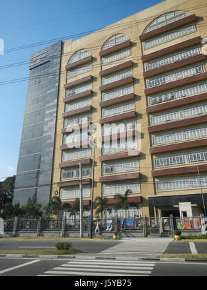 L'immagine mostra la Makati Science High School, situata a Cembo, Kalayaan Avenue. Nota per la sua attenzione alla scienza e alla tecnologia, la scuola svolge un ruolo chiave nello sviluppo educativo degli studenti di Makati. Foto Stock