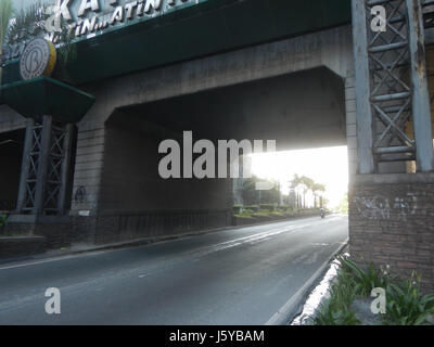 0540 East Rembo Passerella Pedonale Kalayaan Avenue C-6 Makati City Tunnel Foto Stock