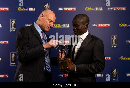 Patrick Barclay del calcio associazione degli scrittori le mani al calciatore del premio di anno di Chelsea N'Golo Kante durante il FWA Calciatore dell'anno la cena al Landmark Hotel di Londra. Stampa foto di associazione. Picture Data: giovedì 18 maggio, 2017. Foto di credito dovrebbe leggere: Steven Paston/filo PA. Foto Stock