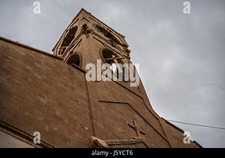 La chiesa dell Immacolata Concezione torre sorge distrutti dopo ISIS ha assunto la città cristiana di Qaraqosh in Iraq che è stata liberata da uno stato islamico nel 2016. Foto Stock
