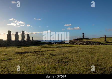 Ahu Tahai Moai Statue nei pressi di Hanga Roa - Isola di Pasqua, Cile Foto Stock