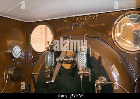 L'interno della cabina di vapore loco Gladstone nel Museo Nazionale Ferroviario York, England, Regno Unito Foto Stock