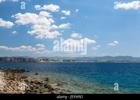 Loutraki City vista dal mare Egeo in Grecia. Foto Stock
