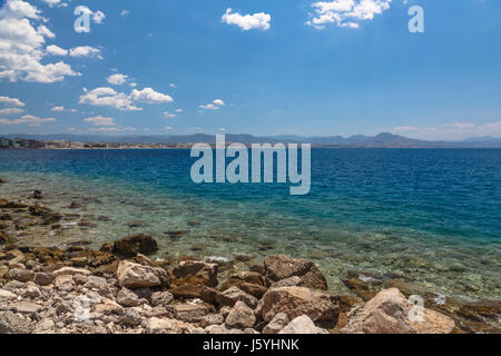 Loutraki City vista dal mare Egeo in Grecia. Foto Stock