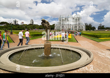 Vista di un "Mãe' ('La madre') fontana scultura, giardini Francesi e serra principale con una moderna struttura metallica, Giardino Botanico di Curitiba, Foto Stock