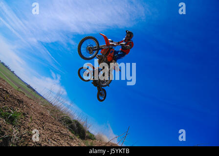 La molla di rimbalzo rimbalza hop saltando frisks jumping jump motoring concorso cross Foto Stock