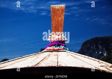 Dettaglio della barca dalla coda lunga isole di avvicinamento in al Mare delle Andamane, Thailandia Foto Stock