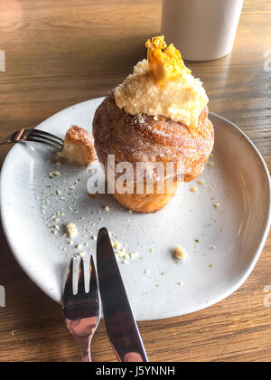 Popover fresca con crema di latte e frutta. Foto Studio Foto Stock